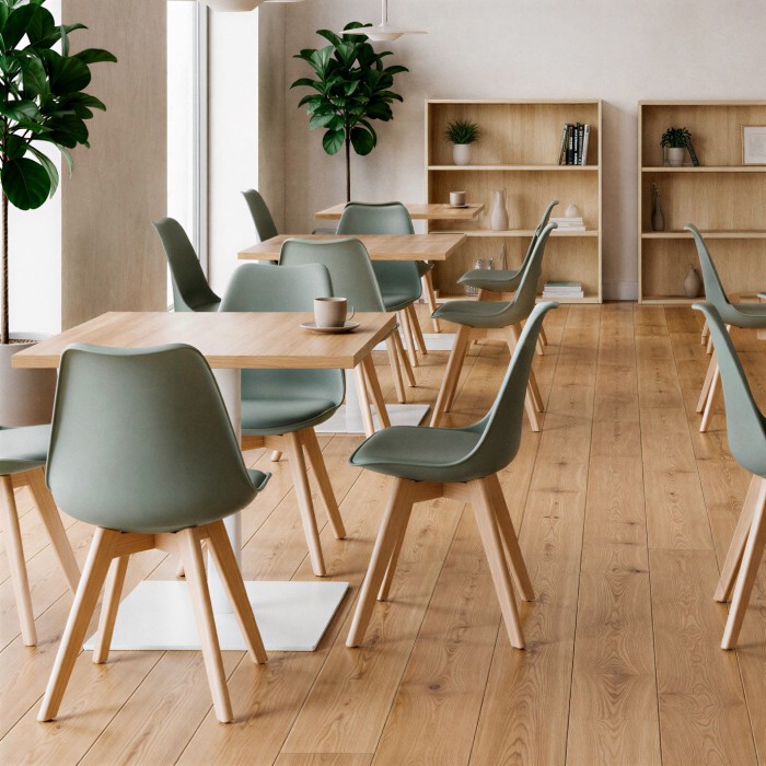 Silla escandinava Ada verde en una cafetería