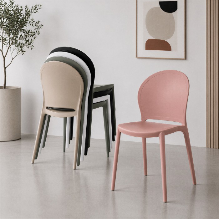 Sillas Vera apiladas junto a una silla rosa